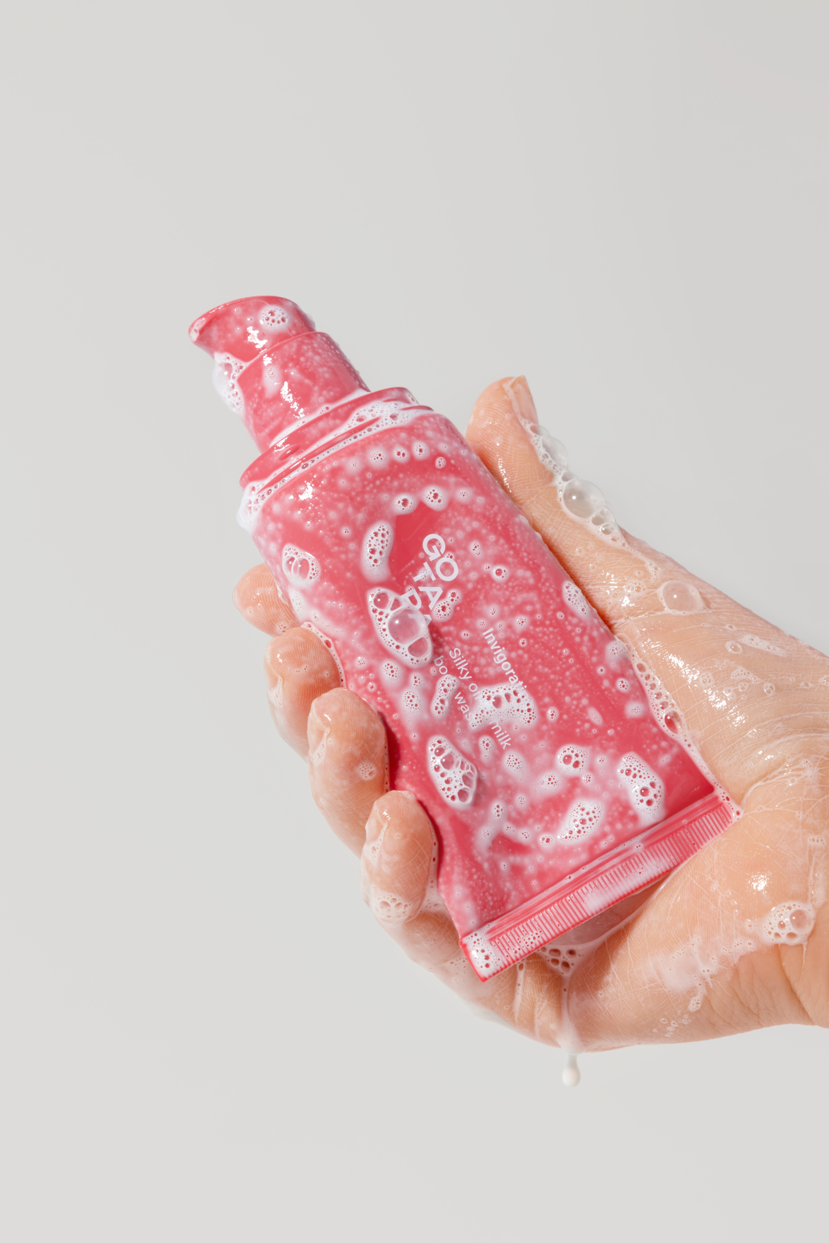 Silky oil-to-milk body wash